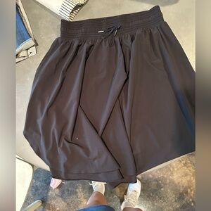 Lululemon light weight skirt in black.  Hits around the knee.
